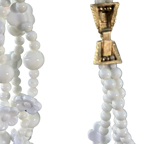 Genuinely Vintage 60s White Plastic Chocker Necklace - Picture 3 of 8
